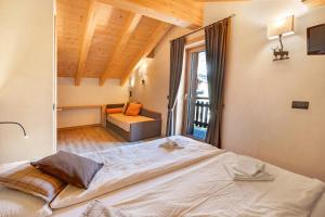 uma cama grande num quarto com uma janela grande em Appartamento Family Engadina Chalet em Livigno