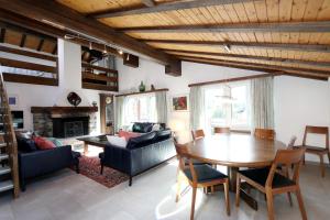 a living room with a table and a couch at Everest in Saas-Fee