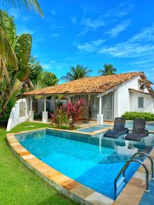 uma piscina em frente a uma casa em CASA ACAYU em São Miguel dos Milagres