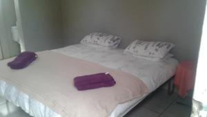 Łóżko lub łóżka w pokoju w obiekcie Poplar Guest House