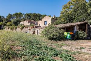 ラグラスにあるMaison de 3 chambres avec piscine partagee terrasse amenagee et wifi a Lagrasseの高台の古家