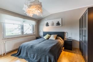 1 dormitorio con cama y lámpara de araña en Vila Valentina, en Liubliana