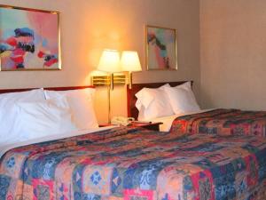 um quarto de hotel com duas camas e duas lâmpadas em Shayona Inn - Eden em Eden