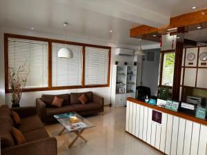 ein Wohnzimmer mit einem Sofa und einem Tisch in der Unterkunft PINE LODGE MALDIVES in Hulhumale