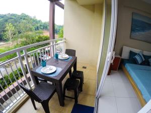 Balcone o terrazza di Beach Getaway at Pico de Loro Hamilo Coast Nasugbu Batangas