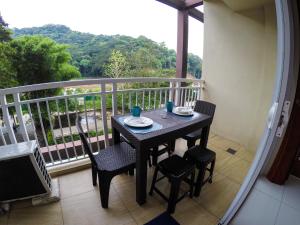 Balcone o terrazza di Beach Getaway at Pico de Loro Hamilo Coast Nasugbu Batangas