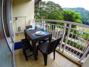 Balcone o terrazza di Beach Getaway at Pico de Loro Hamilo Coast Nasugbu Batangas