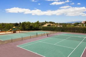 Tennis- en/of squashfaciliteiten bij Colina Village of in de buurt 