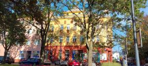 ein gelbes Gebäude mit davor geparkt in der Unterkunft Apartment Belvedere in Ostrava
