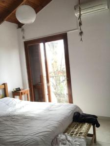 1 dormitorio con cama y ventana grande en Casa en La Plata en La Plata