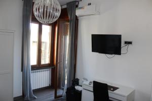Pokój z telewizorem z płaskim ekranem na ścianie w obiekcie B&B Amalfi's Luxury Rooms w mieście Salerno