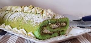 B&B casaMagliana في إيتري: كعكة خضراء على صحن على طاولة