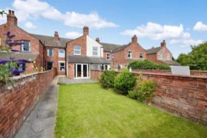 an exterior view of a house with a yard at Spacious Victorian townhouse with Cathedral views in Lincoln