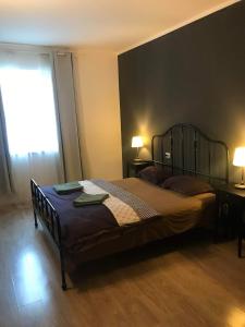 Un pat sau paturi într-o cameră la Rin Grand Residence Apartaments Elen