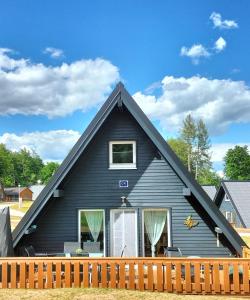 ein schwarzes Haus mit einem Gameradach in der Unterkunft Neues Ferienhaus am schönen Ferienpark Twistesee Nähe Bad Arolsen  in Bad Arolsen