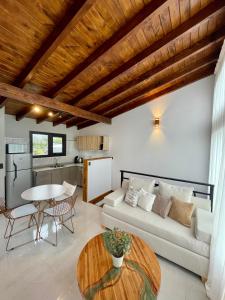 sala de estar con sofá y mesa en Departamento con inmejorable vista a cerros en Villa La Angostura