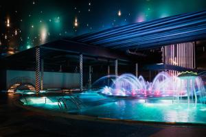 Un grupo de fuentes de agua frente a un edificio. en Holiday Club Saimaan Rauha, en Imatra