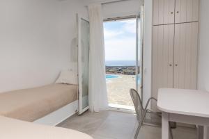 una camera con letto e vista sull'oceano di Villa Livana Naxos a Kastraki