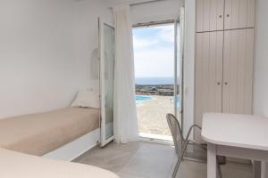 une chambre avec un lit et une vue sur l'océan dans l'établissement Villa Livana Naxos, à Kastraki Naxou