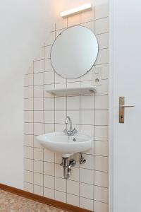 uma casa de banho com um lavatório e um espelho em Haus Sonnenperle em Utarp