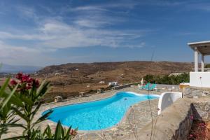 une piscine avec vue sur une montagne dans l'établissement Villa Livana Naxos, à Kastraki Naxou 69 autres photos