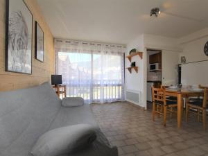 een slaapkamer met een bed en een tafel en een keuken bij Appartement Briançon, 1 pièce, 2 personnes - FR-1-330C-47 in Briançon