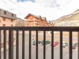 ein Balkon mit Blick auf einen Parkplatz in der Unterkunft Studio cosy au cœur de Briançon avec parking - FR-1-330C-47 in Briançon