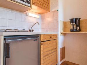 Appartement Briançon, 1 pièce, 2 personnes - FR-1-330C-48にあるキッチンまたは簡易キッチン