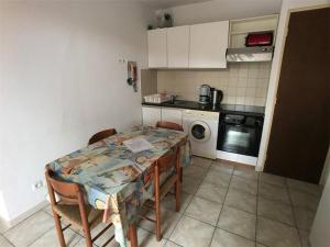 ポール・ルカートにあるAppartement Port Leucate, 3 pièces, 6 personnes - FR-1-81-83の小さなキッチン(テーブル、電子レンジ付)