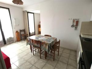 ポール・ルカートにあるAppartement Port Leucate, 3 pièces, 6 personnes - FR-1-81-83のキッチン(テーブル、椅子付)