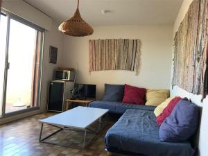 ポール・ルカートにあるAppartement Port Leucate, 2 pièces, 4 personnes - FR-1-81-117のリビングルーム(ソファ、テーブル付)