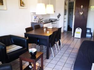 cocina y comedor con mesa y sillas en Appartement Port Barcarès, 2 pièces, 4 personnes - FR-1-195-7, en Le Barcarès