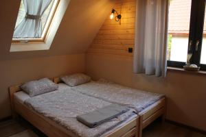Säng eller sängar i ett rum på Gorczańskie Domki