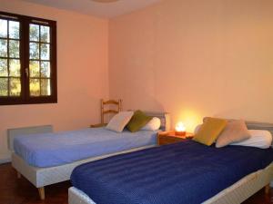1 dormitorio con 2 camas y ventana en Maison Saint-Cyprien, 4 pièces, 7 personnes - FR-1-225D-130 en Saint-Cyprien-Plage