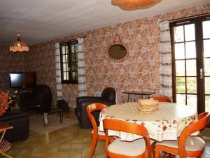 sala de estar con mesa y sillas en Maison Saint-Cyprien, 4 pièces, 7 personnes - FR-1-225D-130 en Saint-Cyprien-Plage
