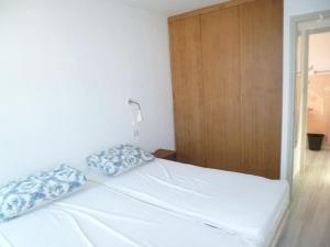 a bedroom with a bed with two pillows on it at Appartement Banyuls-sur-Mer, 2 pièces, 4 personnes - FR-1-225C-21 in Banyuls-sur-Mer