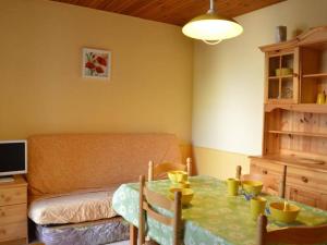ein Esszimmer mit einem Tisch und einem Bett in der Unterkunft Appartement Argelès-sur-Mer, 2 pièces, 4 personnes - FR-1-225-78 in Argelès-sur-Mer