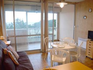 een woonkamer met een tafel en stoelen en een groot raam bij Appartement Argelès-sur-Mer, 1 pièce, 4 personnes - FR-1-225-100 in Argelès-sur-Mer