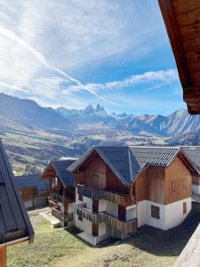 une vue aérienne sur une maison avec des montagnes en arrière-plan dans l'établissement VVF Résidence Albiez-Montrond Maurienne, à Albiez-Montrond