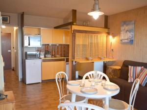 een keuken en een woonkamer met een tafel en stoelen bij Appartement Argelès-sur-Mer, 1 pièce, 4 personnes - FR-1-225-100 in Argelès-sur-Mer