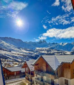 Blick auf ein schneebedecktes Bergtal mit Gebäuden in der Unterkunft VVF Résidence Albiez-Montrond Maurienne in Albiez-Montrond