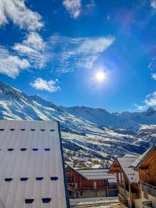 - une vue sur une montagne enneigée depuis un bâtiment dans l'établissement VVF Résidence Albiez-Montrond Maurienne, à Albiez-Montrond