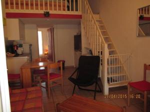 een woonkamer met een trap en een tafel bij Maison Saint-Cyprien, 3 pièces, 6 personnes - FR-1-225D-216 in Saint Cyprien Plage