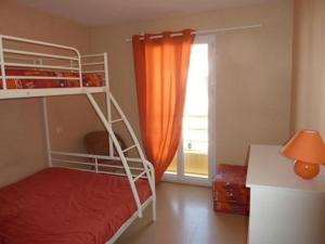 um quarto com 2 beliches e uma janela em Maison Saint-Gilles-Croix-de-Vie, 4 pièces, 7 personnes - FR-1-224-32 em Saint-Gilles-Croix-de-Vie