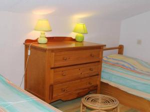 um quarto com uma cómoda com dois candeeiros em Maison Gruissan, 3 pièces, 6 personnes - FR-1-229-53 em Gruissan