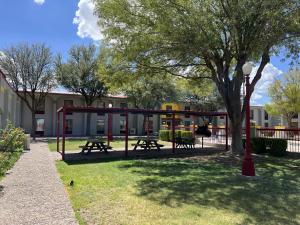 un parque con mesas de picnic y un pabellón en Super 8 by Wyndham Ft Stockton, en Fort Stockton