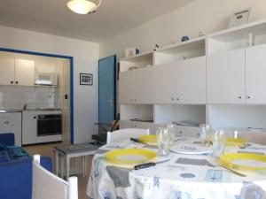 uma cozinha com uma mesa com placas amarelas em Appartement Saint-Gilles-Croix-de-Vie, 2 pièces, 4 personnes - FR-1-224-40 em Saint-Gilles-Croix-de-Vie