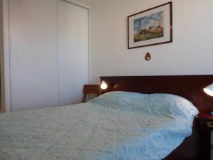 Llit o llits en una habitació de Appartement Saint-Gilles-Croix-de-Vie, 2 pièces, 4 personnes - FR-1-224-40