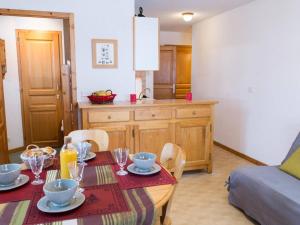 een woonkamer met een tafel en een keuken bij Appartement Le Grand-Bornand, 2 pièces, 6 personnes - FR-1-241-16 in Le Grand-Bornand