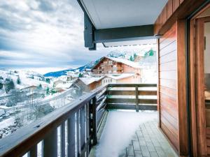 ル・グラン・ボルナンにあるAppartement Le Grand-Bornand, 2 pièces, 6 personnes - FR-1-241-16の雪に覆われた山々の景色を望むバルコニー